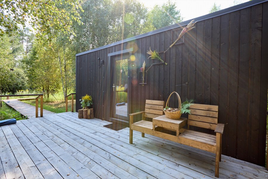 Дом 2-местный 1-комнатный (среди деревьев, с панорамными окнами и террасой)