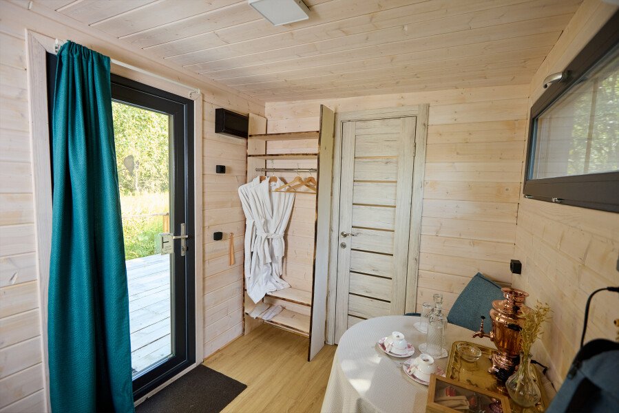 Дом 2-местный 1-комнатный (среди деревьев, с панорамными окнами и террасой)