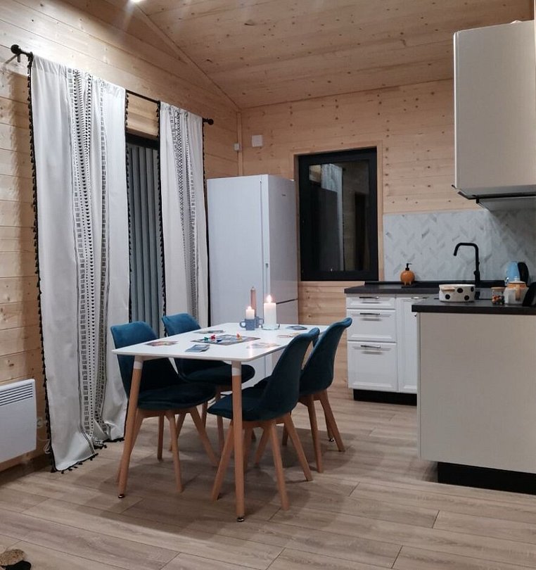 Коттедж 4-местный 2-комнатный (Загородный дом)