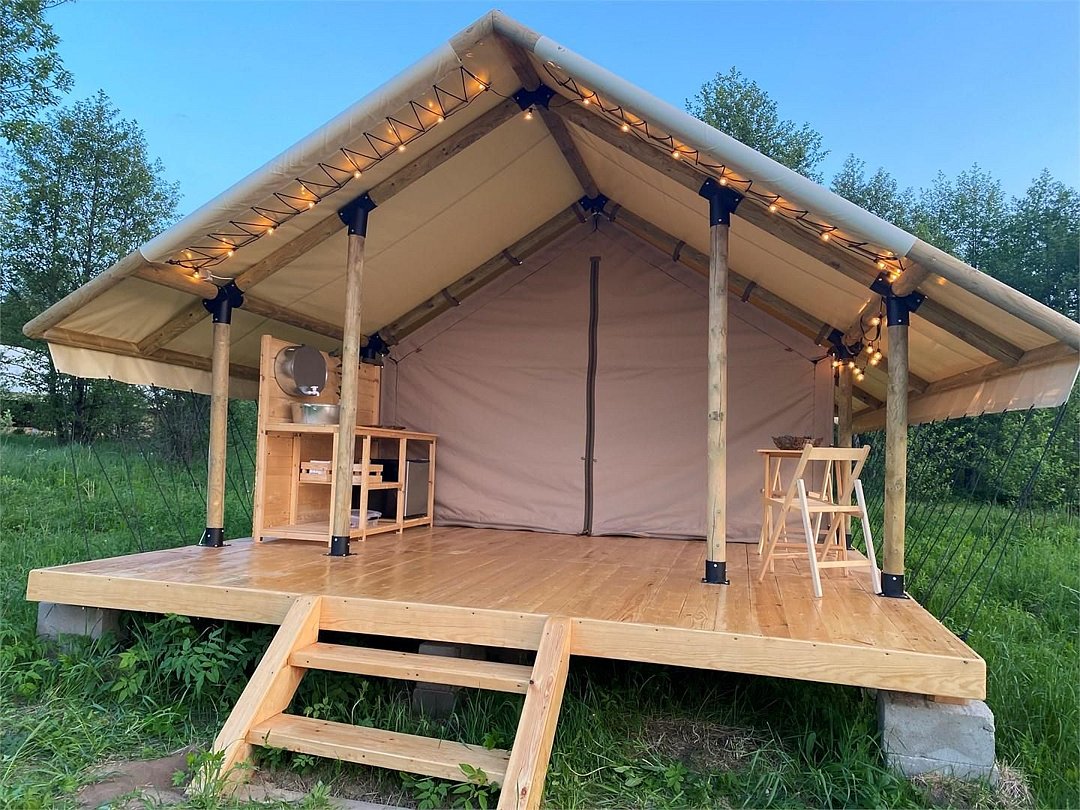 Глэмпинг 3-местный (палатка, летний вид размещения)Фотографии