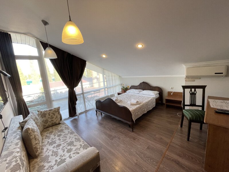 Делюкс 4-местный 1-комнатный (с балконом)