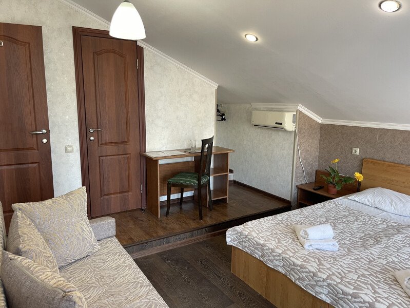 Делюкс 4-местный 1-комнатный (с балконом)