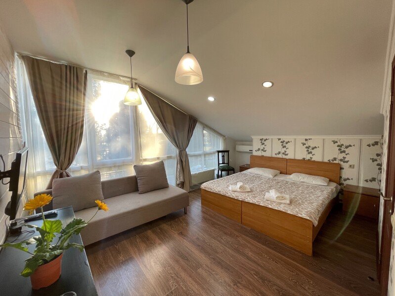 Делюкс 4-местный 1-комнатный (с витражным окном)