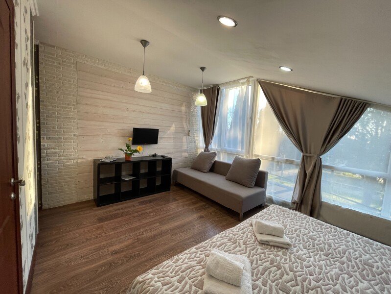 Делюкс 4-местный 1-комнатный (с витражным окном)