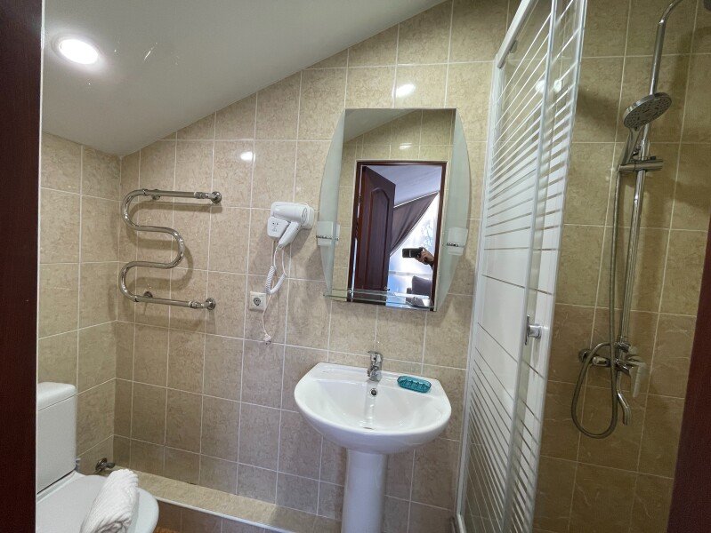 Делюкс 4-местный 1-комнатный (с витражным окном)