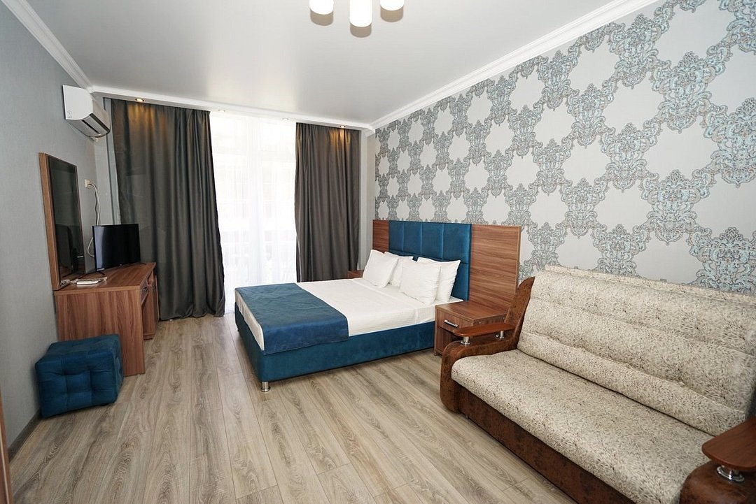 Стандартный 3-местный (с диваном и балконом)