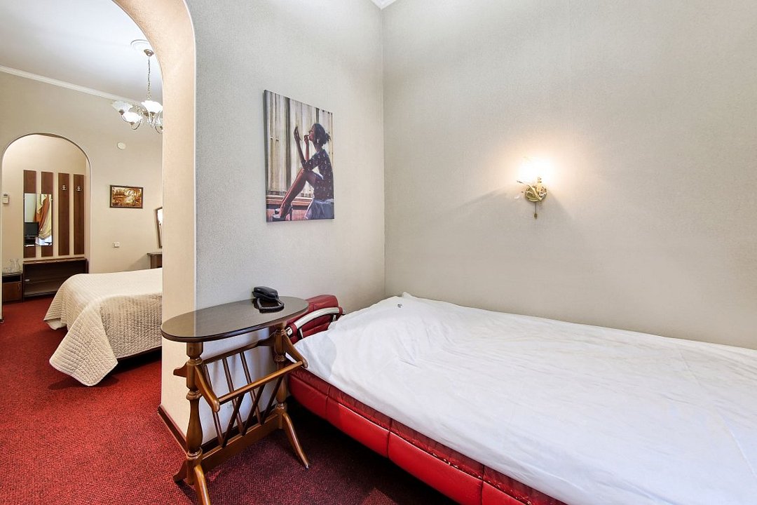 Полулюкс 3-местный (вид на Невский)