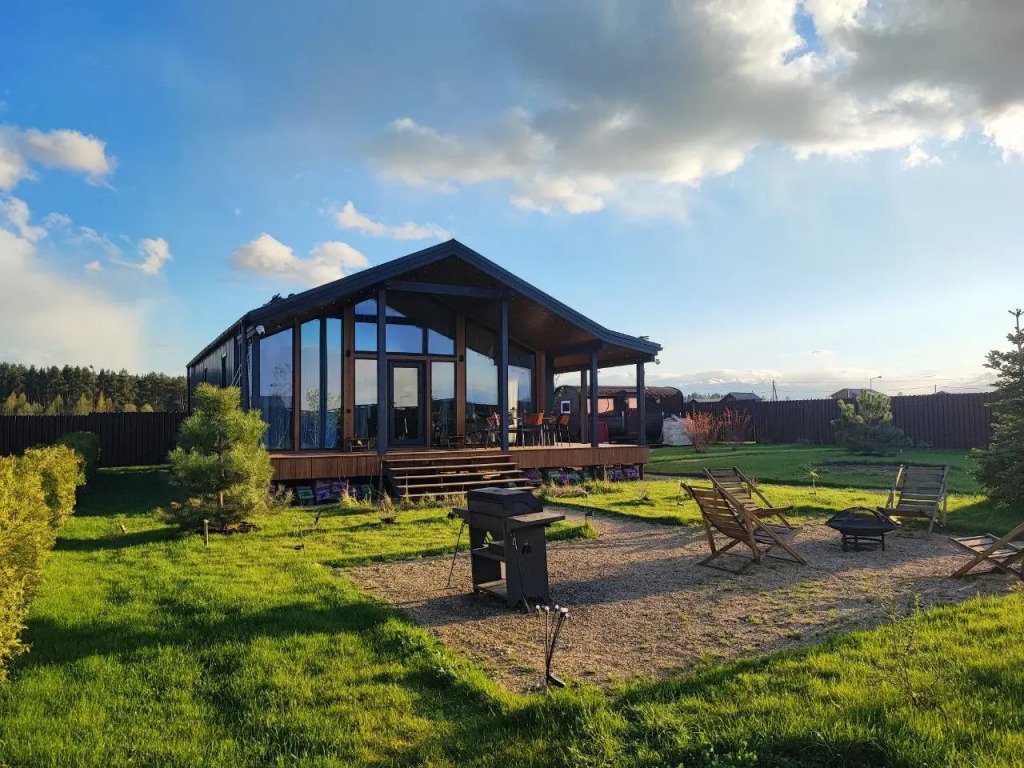 Частный дом с панорамными окнами с выходом на террасу и баней на дровах, Московская область: фото 2