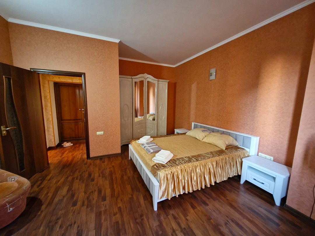 Семейный 5-местный 3-комнатный (с кухней и балконом)