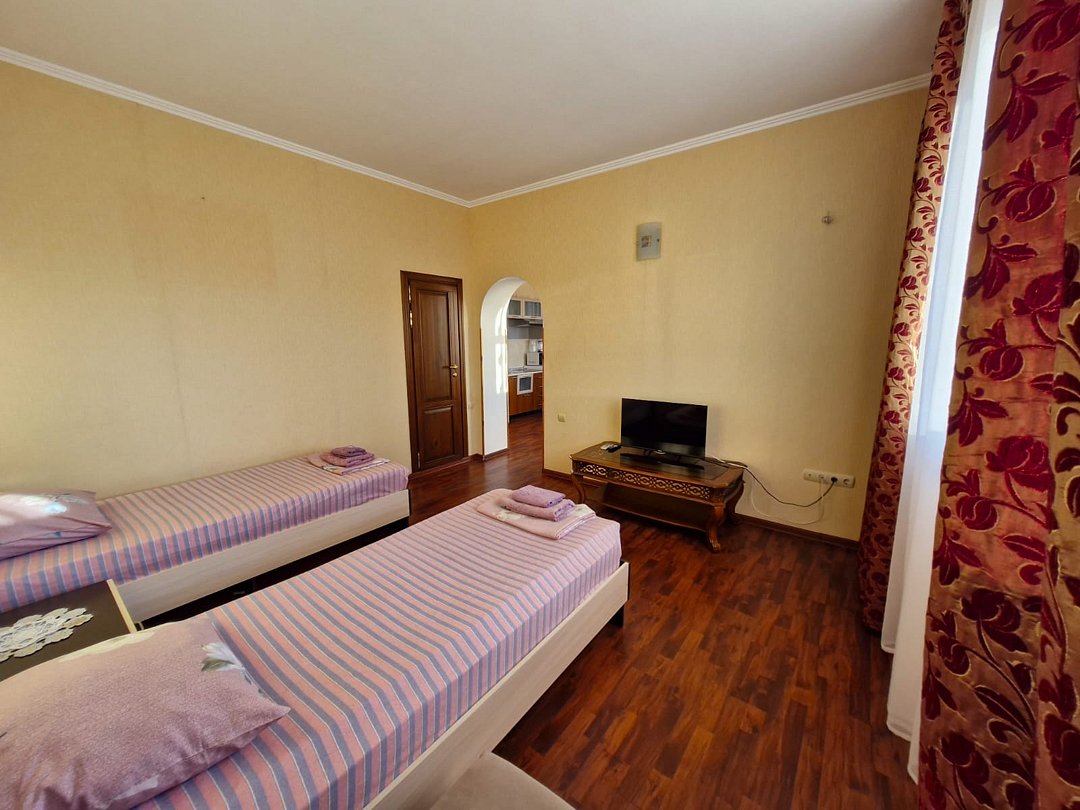 Семейный 5-местный 3-комнатный (с кухней и балконом)