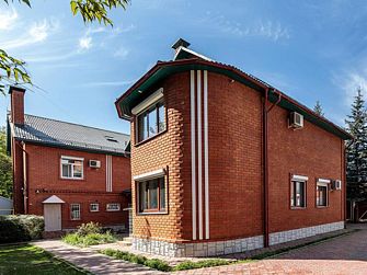 Дом с бассейнами и банкетным залом на Дмитровском шоссе