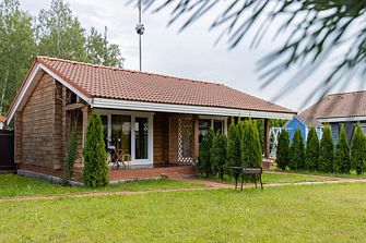 Частный дом на ухоженном участке с газоном и туями