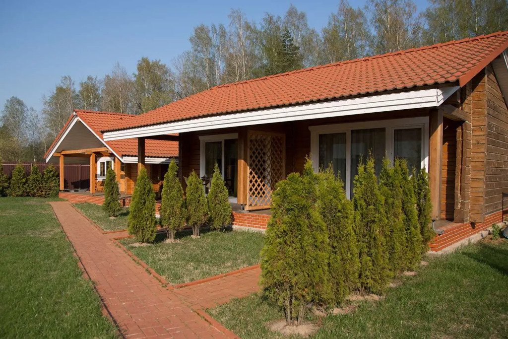 Частный дом на ухоженном участке с газоном и туями, Ленинградская область: фото 2