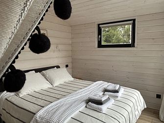 Частный дом у озера с террасой Сосновый дом