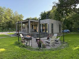 Четырёхместный семейный коттедж с видом на парк, Коттедж Шапки дача Hygge, поселок Шапки