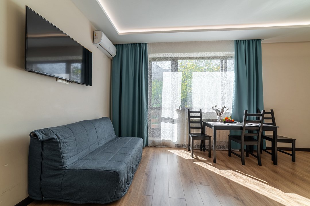 Люкс 2-местный (с балконом и видом на горы)