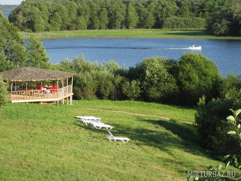Вид на озеро и беседку