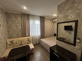 Трехместный номер с двуспальной кроватью и раскладным диваном, Гостевой дом Мира, Сочи