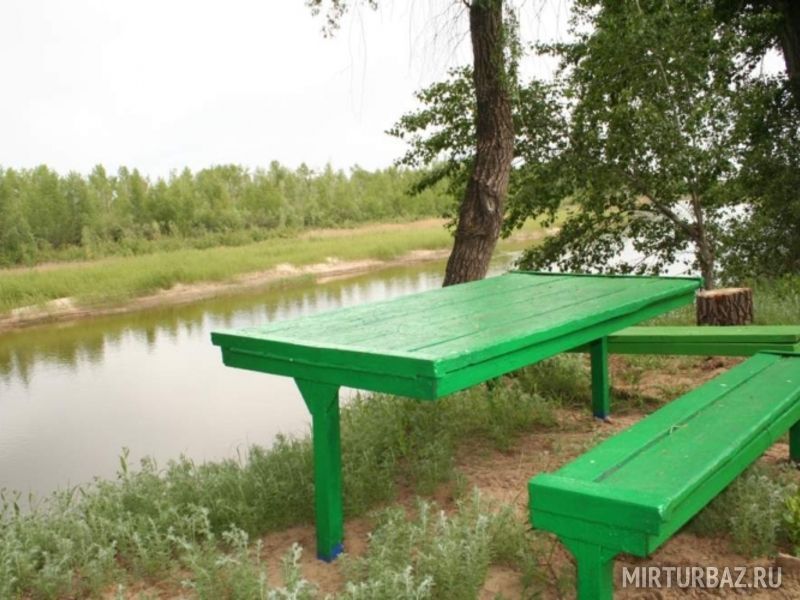 Столик на берегу реки