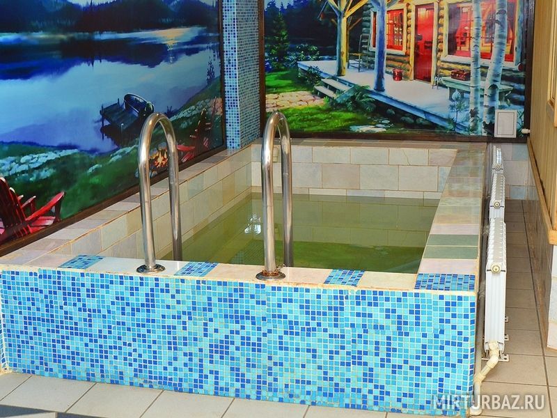 Бассейн в большой сауне