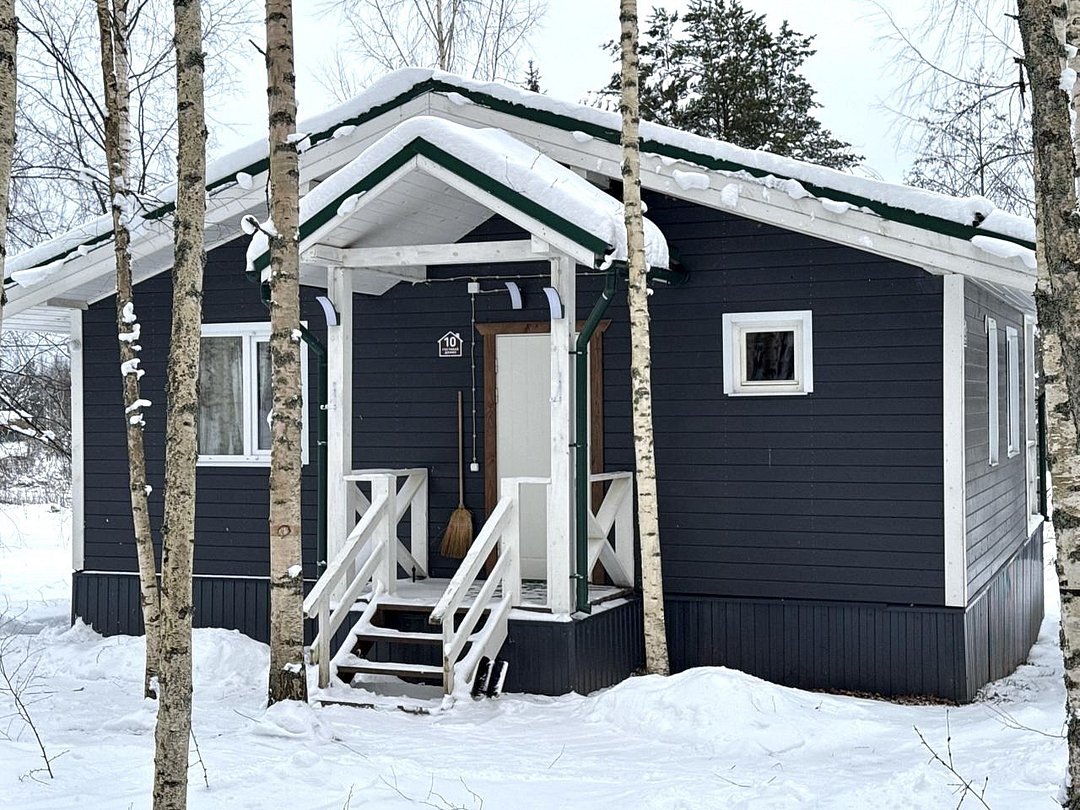 Коттедж 5-местный 2-комнатный (Терем большой с сауной и кухней)