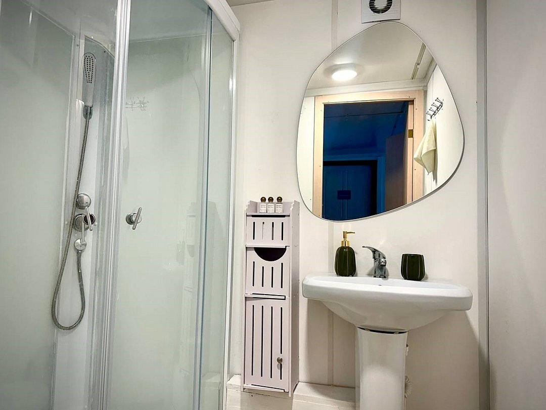 Домик 4-местный 2-комнатный №6 (вид на озеро)