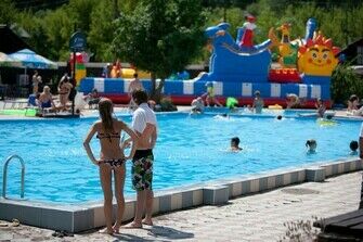 Бассейн и детский надувной городок