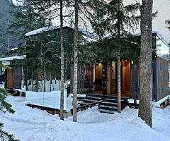 Зеркальный таунхаус лесной, Гостевой дом Артхаус, Домбай