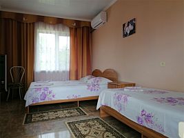 Трехместный номер с двухспальной и односпальной кроватями или с тремя односпальными, Гостевой дом Сказочный мир, Джубга