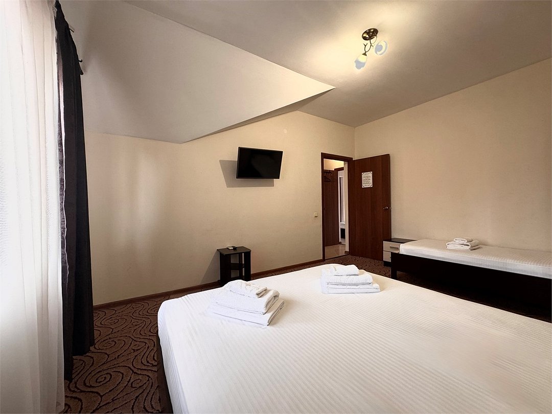 Апартаменты 6-местный 3-комнатный (2 этаж, №3,4)