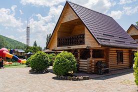 4-х местный номер в домике у бассейна Номера: 11, 13, 15, 17, 19, База отдыха Горные Забавы, Майкопский