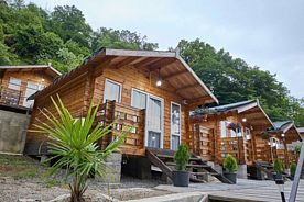 Деревянный коттедж Эко-домик на 4 человека с двумя раздельными или двуспальной кроватью Номера домов: №4–5, Глэмпинг Sinop-Houses, Сухум