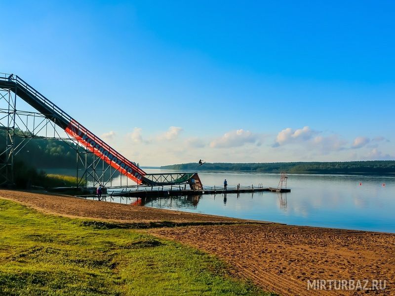 Водный парк развлечений в ленобласти на озере. Красное озеро пляж Коробицыно. Красное озеро Водный трамплин. Красное озеро Зеленогорск.