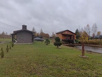 Дом с русской баней и пирсом на берегу пруда