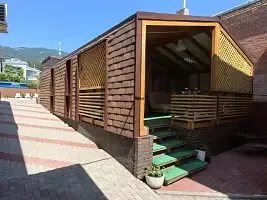 Бунгало с балконом и с видом на внутренний двор, Гостевой дом Кьюлайт (Qualite), Геленджик