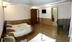 6-ти местный 2-х комн. семейный, Гостевой дом Ягодка, Лоо