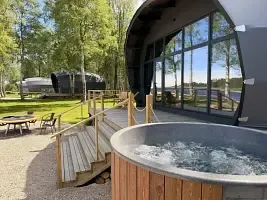 Четырёхместный люкс с балконом и с видом на реку, Кемпинг База отдыха Magic River, поселок Запорожское