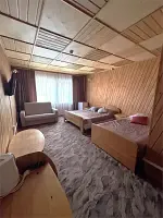 Трехместный номер с одной двуспальной и одной  односпальной кроватями, Гостевой дом Baikal Best Edelweiss, Байкальск