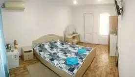 Двухместный номер Standard с балконом и с красивым видом из окна (двуспальная кровать), Гостевой дом София, микрорайон Совет-Квадже