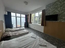 Пятиместный люкс с балконом и с красивым видом из окна, Гостевой дом Валеро, Алушта