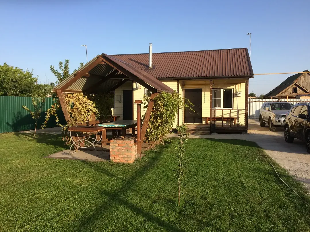 Дом У реки, Астраханская область, село Караульное село Гандурино село Каралат Станья село Затон село Полдневое Камызякский район село Чапаево Кировский Ревин Хутор село Иванчуг село Раздор село Жан-Аул поселок Верхнекалиновский поселок Октябрьский