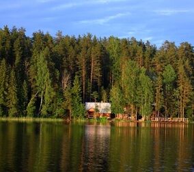 Вид на коттеджи с озера