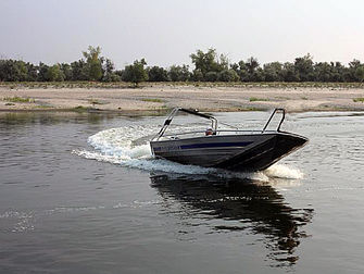 Прогулки на моторной лодке