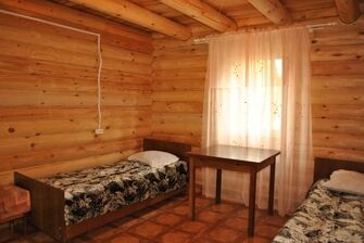 Спальня деревянного домика