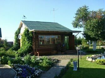Клумбы у дома