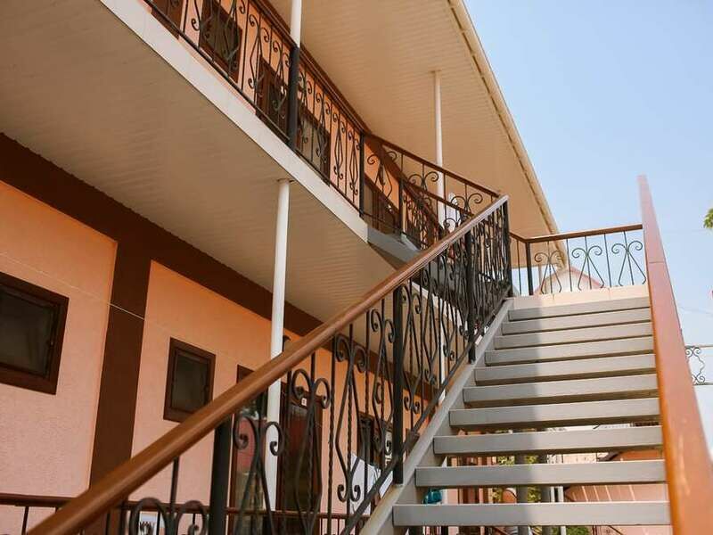 Вход в номер Люкс 3-местный