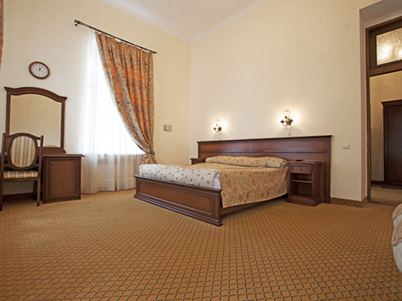 Люкс Де-Люкс №2,4,9 к.Б (двуспальная кровать)