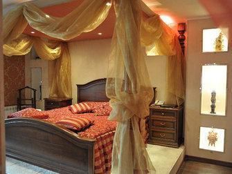 Кровать с балдахином в пентхаусе | Царские палаты, Кемеровская область