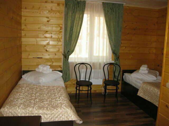 Спальня с двумя односпальными кроватями