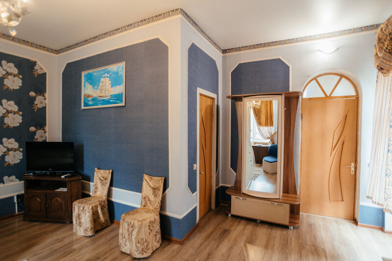 Полулюкс второй этаж (синий) спальня и гардероб